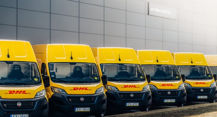 DHL Express Latvia elektrificē savu autoparku