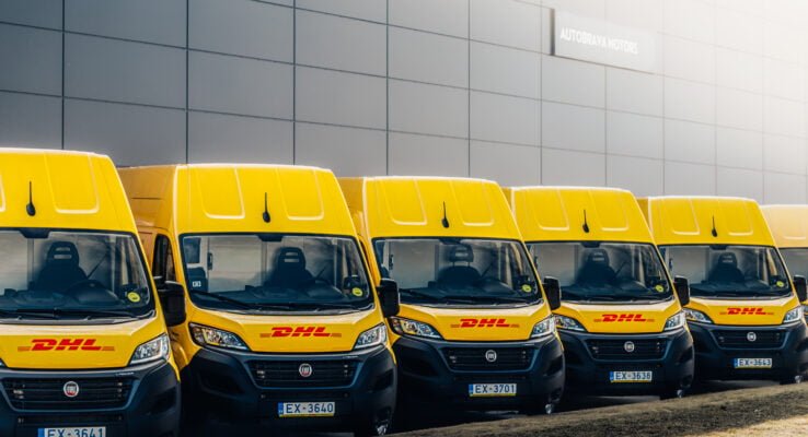 DHL Express Latvia elektrificē savu autoparku