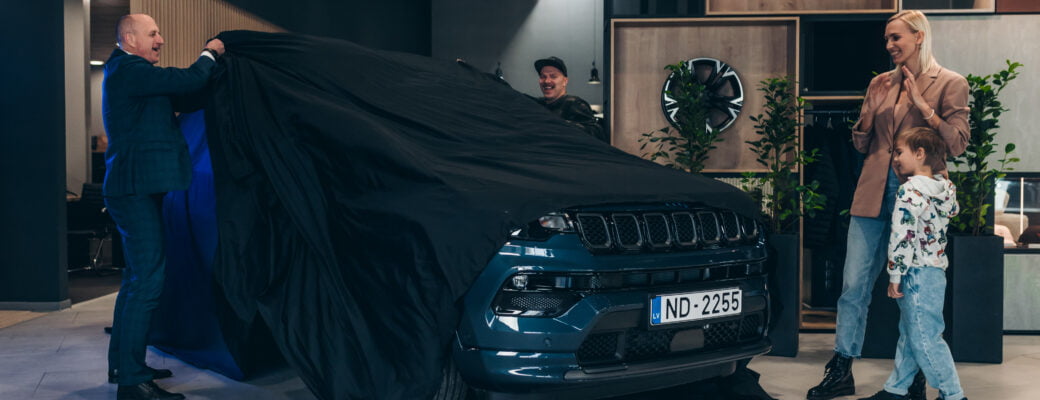 Virsnīšu ģimene turpmāk pasauli apceļos ar hibrīdauto JEEP Compass 4xe