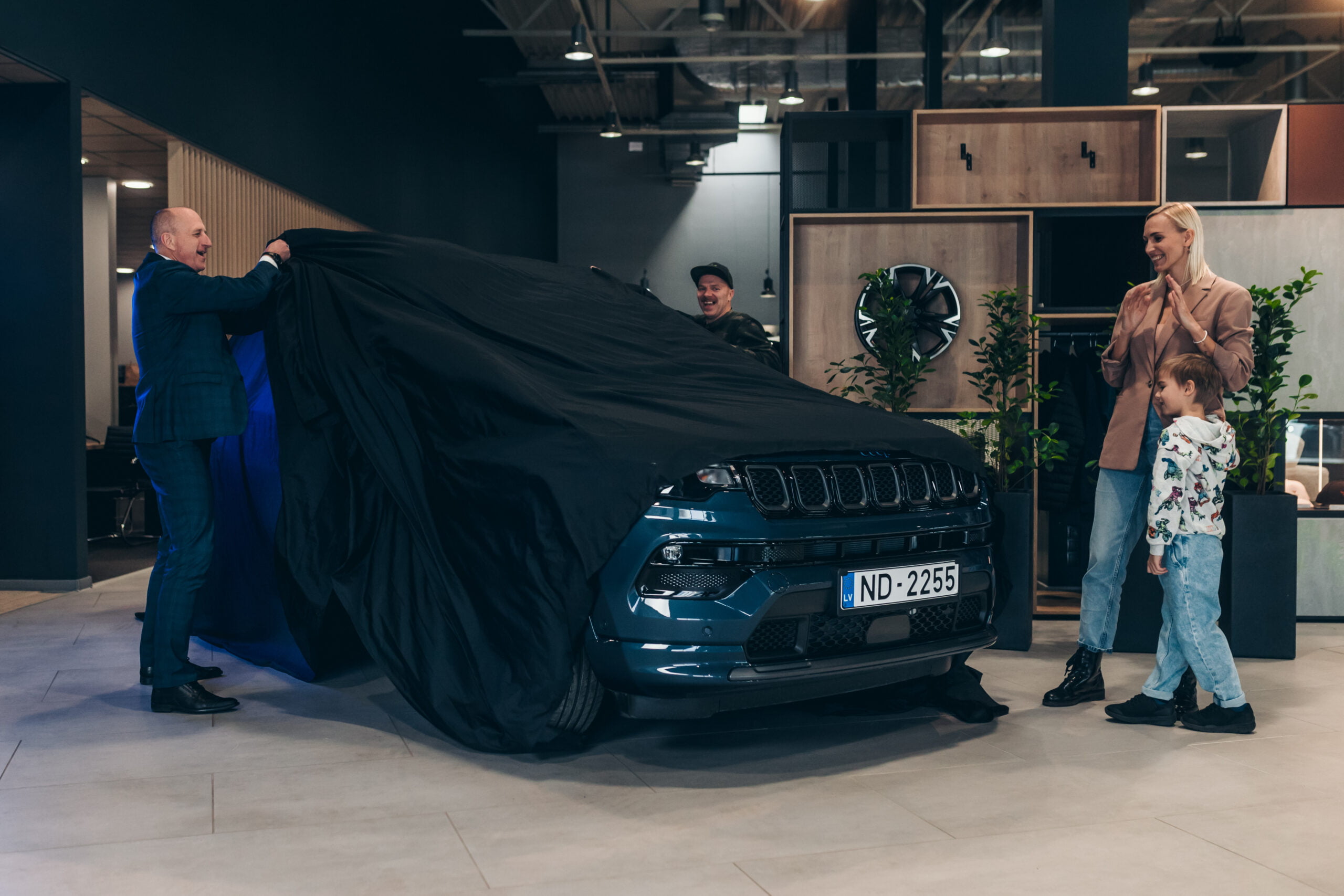 Virsnīšu ģimene turpmāk pasauli apceļos ar hibrīdauto JEEP Compass 4xe